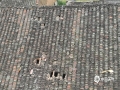 中国天气网广西站讯 6月27日下午，柳州市柳江区波台村一民房遭受雷击，房屋三楼房顶一角被雷电击穿，墙壁留下一大块缺口，雷击后掉落的部分瓦片、砖头、木块等还将周边平房房顶砸出了几个窟窿，所幸未造成人员伤亡。据市防雷中心雷击调查人员现场勘查，此次雷击事故主要是由于房屋没有避雷装置，从而遭遇了直击雷，从受击区可以检测到雷击电流通过的痕迹。直击雷的电压峰值通常可达几万伏甚至几百万伏，由于雷云所蕴藏的能量在极短的时间就释放出来，瞬间功率巨大，破坏性强，建筑物预防直击雷最有效的方式就是安装避雷装置。（文/姜殿荣 图/陈锐）