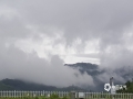 中国天气网广西站讯 6月29日早上，雨后的西林县空气湿度较大，地面风速小，高海拔地区云雾缭绕，远处高山若隐若现，宛如仙境一般。（图文/莫保结）