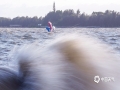 中国天气网广西站讯 7月5日，受六月天文大潮叠加强劲的西南风影响，北部湾海面出现6～7级、阵风8～9级大风，钦州市三娘湾风景区出现了多年罕见的大潮，三娘湾最高潮位5.05米，浪高1.7米。据当地渔民说多年没见过这么高的潮水和大浪。巨浪吸引了很多游客和摄影师前去观赏、拍摄。据钦州市气象台预计，7月9日之前，海上和沿海仍然有6～7级的西南强风，港口和滨海游泳区要防强风、防涌浪，打算出海或到海边游玩的朋友建议多关注的风浪预报，取消或延后相关活动。（图/李斌喜 文/何斌）