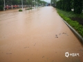 中国天气网讯 7月5日至7日，受高空槽和低空急流影响，柳州出现了大范围的暴雨到大暴雨天气，最强降雨区位于融水县西部和市区北部。受持续强降雨影响，柳州的融水、鹿寨、柳城等县区出现严重的洪涝灾害，山洪爆发、部分乡镇道路被冲毁、民房被淹、中小河流水位暴涨、山体滑坡频发，柳州市大部地区出现了内涝，多路段积水严重，道路中断，交通受阻。柳州市气象台接连发布雷电橙色、大风蓝色、暴雨红色预警，7日上午9时柳州市气象局将气象灾害暴雨Ⅲ应急响应提升为Ⅱ级。图为鹿寨县城南实验小学附近路段被淹。（文/李宜爽 黄金石）