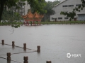 中国天气网讯 7月5日至7日，受高空槽和低空急流影响，柳州出现了大范围的暴雨到大暴雨天气，最强降雨区位于融水县西部和市区北部。受持续强降雨影响，柳州的融水、鹿寨、柳城等县区出现严重的洪涝灾害，山洪爆发、部分乡镇道路被冲毁、民房被淹、中小河流水位暴涨、山体滑坡频发，柳州市大部地区出现了内涝，多路段积水严重，道路中断，交通受阻。柳州市气象台接连发布雷电橙色、大风蓝色、暴雨红色预警，7日上午9时柳州市气象局将气象灾害暴雨Ⅲ应急响应提升为Ⅱ级。图为柳州市区公园里的凉亭被积水淹没。（图文/李宜爽）