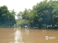 中国天气网广西站讯 7月5至7日，受高空槽和低空急流影响，柳州全市出现了暴雨、局部大暴雨到特大暴雨天气。持续的强降雨，导致柳州市区的柳江河段水位上涨。今天（8日），滨江东路至滨江西路、金沙角被水淹没，相关部门已进行交通管制，给市民的出行带来一定困扰。（图文/廖婷婷）