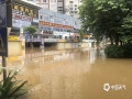 中国天气网广西站讯 7月5至7日，受高空槽和低空急流影响，柳州全市出现了暴雨、局部大暴雨到特大暴雨天气。持续的强降雨，导致柳州市区的柳江河段水位上涨。今天（8日），滨江东路至滨江西路、金沙角被水淹没，相关部门已进行交通管制，给市民的出行带来一定困扰。（文/廖婷婷 图/王艺）