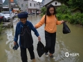中国天气网广西站讯 7月6～9日，隆林全县出现了持续性强降雨天气过程，大部地区过程累计雨量达150毫米以上，局部超过200毫米，最大降雨量是隆或镇八峰村达到 226.4毫米。强降雨造成克长、介廷、隆或等多乡镇洪涝灾害。昨天（9日），克长乡和平村受灾较为严重，群众房屋被淹，部分沿河低洼水稻、玉米被洪水淹泡，多处公路塌方和道路积水，导致通行困难。（文图/尹华军）