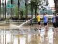 中国天气网广西站讯 近日，柳州全市出现了一次持续时间长、范围广、局地强度大的降雨天气过程，导致柳州市区的柳江流域水位上涨，今天（10日）凌晨3点45分更迎来了新一波洪峰水位，为83.26米，超警戒水位（82.5米）0.76米。不过今天下午，随着天气转晴，水位已陆续回落。趁此机会，当地武警官兵、消防队员、清洁工人和相关单位工作人员等迅速对路面开展清淤和消毒工作，确保洗过的路段交通和生活秩序恢复正常。（图/韦莉 文/廖婷婷）