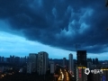 中国天气网广西站讯 7月23日19时20分许，来宾市上空乌云压境，之后大风大雨也随之而来，不少市民拿出手机纷纷拍下这一幕。（图/方善娴 文/苏庆红）