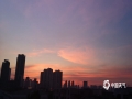 中国天气网广西站讯 连日来，来宾市天气晴热，傍晚城区的上空都会出现绚丽的晚霞。今天（28日）傍晚，晚霞又将天空绘满了浪漫的颜色，美不胜收，引得不少市民为之陶醉。（图文/苏庆红）