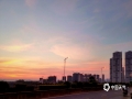 中国天气网广西站讯 连日来，来宾市天气晴热，傍晚城区的上空都会出现绚丽的晚霞。今天（28日）傍晚，晚霞又将天空绘满了浪漫的颜色，美不胜收，引得不少市民为之陶醉。（图文/苏庆红）