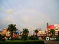 中国天气广西站讯 7月29日傍晚，一场雨过后，横县城区上空出现了两道绚丽的彩虹，吸引下班的人们围观拍摄。（文/黄庆平 图/卜军波）