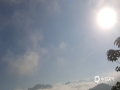 中国天气网广西站讯 8月1日早晨，经过雨水洗礼的西林，碧空如洗、白云朵朵，山间云雾缭绕，呈现出如仙境般的迷人景象。（图文/莫保结）