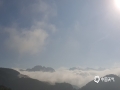 中国天气网广西站讯 8月1日早晨，经过雨水洗礼的西林，碧空如洗、白云朵朵，山间云雾缭绕，呈现出如仙境般的迷人景象。（图文/莫保结）