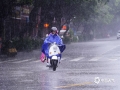 中国天气网广西站讯 8月2日，受台风“韦帕”（热带风暴级）影响，广西钦州市城区出现连续性降水和7级阵风，小时雨强18.2毫米。在钦南区文峰南路，人们顶着强风骤雨出行，木井路段出现明显积水。钦州市气象台2日16时更新发布台风黄色预警和暴雨红色预警信号，气象专家建议大家，不要靠近广告牌旁、在大树下等危险地带停留，请注意防范，确保人身安全。（文/李斌喜 黄维明 图/李斌喜）