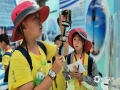 中国天气网广西站讯 8月7日，防城港江山半岛白浪滩景区的气象科普馆迎来了一群特殊的小朋友，这群小朋友是来自重庆快乐体验儿童成长俱乐部广西游学营的孩子们。这也是防城港市气象局利用2019年学生暑假组织的气象科普宣传活动之一，目的在于丰富青少年的业余活动，培养对气象科学的兴趣爱好，为气象事业未来发展提供人才保障，同时也为防灾减灾提供助力，让社会更多的人认识气象、了解气象、用好气象。（文/唐璇 图/梅宇浩）