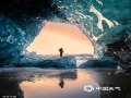 摄影师Sarah Bethea在冰岛冰洞拍摄到罕见一幕，太阳正好与山洞的入口排成一条直线，冰仿佛被点燃，看起来就像是琥珀。据悉，这一现象一年只有一两次。（SWNS/SWNS/版权图片 来源视觉中国）