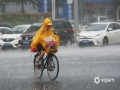 中国天气网广西站讯 受台风“白鹿”残余环流影响，26日上午10时许，南宁城区暴雨如注，不少出行市民措手不及，被浇得浑身湿透。图为：暴雨如注，穿雨衣骑自行车都很艰难。（图/刘英轶）