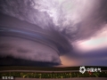 遮天蔽日的乌云、平地而起的龙卷风、绚丽多彩的彩虹、划破夜空的闪电，通过盘点震撼的气象奇观，带您领略大自然的伟大壮美。图为2016年5月19日讯（具体拍摄时间不详），来自斯洛文尼亚的34岁摄影师马可·科洛舍茨（Marko Korosec）在美国中西部“龙卷风走廊”（Tornado Alley）历时数周追踪风暴，成功地抓拍到了一系列极端自然天气，蔚为壮观。（Marko Korosec/版权图片 来源视觉中国）