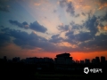 中国天气网广西站讯 9月20日傍晚，斑斓的晚霞映照在广西南宁城区之上，构成一幅宜人的画卷。（文/周玉 图/韦坚）