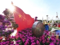 近日，为庆祝中华人民共和国成立70周年，柳州市通过在市区主干道、广场、公园悬挂国旗、摆放花坛，营造热烈的节日喜庆氛围。黎寒池摄（广西新闻网-南国早报）