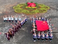 9月22日，在三江侗族自治县古宜镇多耶广场，侗族群众身着节日盛装与国旗合影。吴练勋摄（广西新闻网-广西日报）