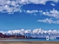 中国天气网广西站讯 10月4日，在蓝天白云映衬之下，西藏纳木错碧波荡漾的湖面与白雪皑皑的雪山仿佛融为一体，纯净得宛如童话世界一般。据了解，由于地处高寒地区，纳木错湖面每年11月就开始结冰，直到次年4月才能融化，结冰期长达五个月。（图/滕永湃 文/赵林）