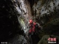 科考队员深入那坡弄羊天坑，测得该天坑高100多米，坑口直径70米，底部直径达130米，成坛状。图片来源：磨米/视觉中国