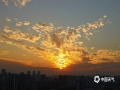 中国天气网广西站讯 12月8日，来宾出现艳丽的“火烧云”美景，天空的云在夕阳的映照下变得色彩斑斓，极其好看！（图/黄乔靖 文/苏庆红）​