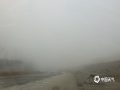 中国天气网广西站讯 今天（10日）早晨，受地面辐射降温影响，西林高山大部地区都出现了辐射雾，最低能见度不足100米，四周处处都是白茫茫一片，让人看不真切。西林县气象台于10日08时12分发布大雾橙色预警信号，提醒公众做好防范。（图文/莫保结）