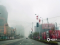 中国天气网广西站讯 今天（2月2日）早晨，广西百色市的隆林、平果、凌云等县城及周边部分地区出现了大雾天气，局部最低能见度不足100米，路上车辆都开着雾灯和双闪及大灯，小心驾驶。（图/何翔）