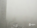 中国天气网广西站讯 今天（13日）清晨，河池市金城江区出现大雾天气。根据河池地面自动气象站观测，最小能见度仅为50米，气象台发布了大雾橙色预警信号。根据市气象台最新预报，预计13日晚到14日，金城江区有分散小雨，早晨仍有可能出现大雾天气，请市民上班途中注意交通安全。（图文/陈丽娜）