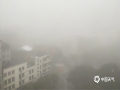 中国天气网广西站讯 今天（13日）清晨，河池市金城江区出现大雾天气。根据河池地面自动气象站观测，最小能见度仅为50米，气象台发布了大雾橙色预警信号。根据市气象台最新预报，预计13日晚到14日，金城江区有分散小雨，早晨仍有可能出现大雾天气，请市民上班途中注意交通安全。（图文/陈丽娜）