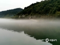 中国天气网广西站讯 今天，昭平桂江缥缈着如白纱般的平流雾，雾气在江面上缓缓流动，青山，碧水、白雾共同构成一幅幅美丽的画卷。（图文/吴健杰）