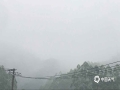 中国天气网广西站讯 3月12日早晨，武鸣区上江出现大雾天气，预计13日继续维持雨雾天气，道路湿滑，需要注意防范雨雾天气对复工复产、物资运输的不利影响。（图文/黄一玲）
