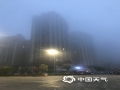 中国天气网广西站讯 3月21日早晨，南宁市武鸣区出大雾弥漫，出现能见度小于200米的雾，雨雾朦胧，能见度低，提醒市民注意交通安全。（图文/黄一玲）