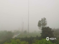 中国天气网广西站讯 清晨，宁明县城大雾环绕，最低能见度仅为73米，出行需多加小心。县气象台26日6时23分发布大雾橙色预警信号提醒群众做好防范。（文/庞琰 图/刘银焕）