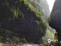 中国天气网广西站讯 边界奇景，梦幻峡谷。位于广西百色靖西的通灵特高瀑布“通天彻地、灵动飘逸”，犹如地球上一道美丽的划痕。（图/陈星霖 文/韦双双）