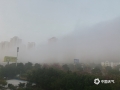 中国天气网广西站讯 5月19日早晨，来宾市出现大雾天气，城区的楼宇间大雾弥漫，犹如仙境。来宾市气象台发布了大雾黄色预警信号，提醒广大市民出行的朋友注意出行安全。(图文/吴泽)