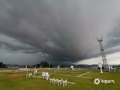 6月2日下午，梧州市区乌云压顶，一场暴风雨即将袭来，闪电、降雨、大风齐驱驾到，像是在上演科幻大片一样。（图/孙小龙 文/邓碧娜）