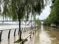 中国天气网广西站讯 受持续强降雨及上游来水影响，广西柳江河水位持续上涨，今天（6月4日）凌晨2点半左右出现今年的首轮洪峰，峰值达到80.5米，这也是柳州今年以来最大洪水过程。根据柳州市气象台预计，今晚到7日，柳州市将有一次暴雨，局部大暴雨到特大暴雨、短时雷暴大风等强对流的天气过程，提醒公众提前做好洪涝、城乡积涝以及山洪、地质灾害等防御工作。图为洪水漫过江边道路。（图文/李宜爽）