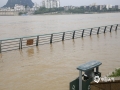 中国天气网广西站讯 受持续强降雨及上游来水影响，广西柳江河水位持续上涨，今天（6月4日）凌晨2点半左右出现今年的首轮洪峰，峰值达到80.5米，这也是柳州今年以来最大洪水过程。根据柳州市气象台预计，今晚到7日，柳州市将有一次暴雨，局部大暴雨到特大暴雨、短时雷暴大风等强对流的天气过程，提醒公众提前做好洪涝、城乡积涝以及山洪、地质灾害等防御工作。图为洪水漫过亲水平台。（图文/李宜爽）