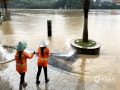 中国天气网广西站讯 受持续强降雨及上游来水影响，广西柳江河水位持续上涨，今天（6月4日）凌晨2点半左右出现今年的首轮洪峰，峰值达到80.5米，这也是柳州今年以来最大洪水过程。根据柳州市气象台预计，今晚到7日，柳州市将有一次暴雨，局部大暴雨到特大暴雨、短时雷暴大风等强对流的天气过程，提醒公众提前做好洪涝、城乡积涝以及山洪、地质灾害等防御工作。图为环卫工人清扫积水。（图文/李宜爽）