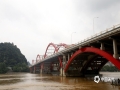 中国天气网广西站讯 受持续强降雨及上游来水影响，广西柳江河水位持续上涨，今天（6月4日）凌晨2点半左右出现今年的首轮洪峰，峰值达到80.5米，这也是柳州今年以来最大洪水过程。根据柳州市气象台预计，今晚到7日，柳州市将有一次暴雨，局部大暴雨到特大暴雨、短时雷暴大风等强对流的天气过程，提醒公众提前做好洪涝、城乡积涝以及山洪、地质灾害等防御工作。图为柳江水位明显上涨。（图文/李宜爽）