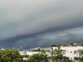 中国天气网广西站讯 6月4日下午，桂林市风雨欲来，乌云翻滚着向尧山方向汇聚形成一个巨大的沙漏，蔚为壮观。（图/胡维 文/唐莉梅）