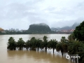 中国天气网广西站讯 根据柳州市水文中心发布的消息，受持续强降雨和上游来水影响，6月6日4时30分，柳江柳州水文站出现洪峰水位82.93米，超警戒水位0.43米，这是今年以来柳江市区水位首次超警。水位上涨导致沿江的滨江西路、柳江路、金沙角、西堤路一带全部被淹，沿江商铺全部被河水浸泡，目前水位正缓慢回落。图为：柳江洪水上涨（图文/李宜爽）