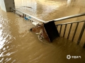 中国天气网广西站讯 受持续强降雨和上游来水影响，6月6日4时30分，柳江柳州水文站出现洪峰水位82.93米，超警戒水位0.43米，这是今年以来柳江市区水位首次超警。导致沿江的滨江西路、柳江路、金沙角、西堤路一带全部被淹，沿江商铺全部被河水浸泡，目前水位正缓慢回落。图为：居民的用品被冲到河水中（图文/李宜爽）