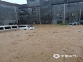 图为7日，桂林市荔浦城区汽车被淹。（图/陈敏 李会玲 文/蒋熙 刘婷 黎微微 李会玲 李诗婷）