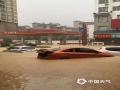 图为7日，桂林市永福县城区汽车被淹。（图/韦宇 廖文善 文/蒋熙 刘婷 黎微微 李会玲 李诗婷）