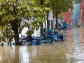 图为7日，贺州市区部分低洼道路被淹，共享单车倒在水中。（图/董州 文/李诗婷 董州）