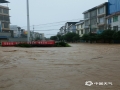 中国天气网广西站讯 6月7日，桂林荔浦市出现特大暴雨天气，据统计，最大强降水出现在双江镇，6日17时至7日14时累计降水量为359.9毫米！荔浦市气象局两次发布暴雨红色预警，并启动二级暴雨应急响应。强降雨导致双汉、花篢、马岭等镇多地出现人员被困、农作物被淹、山体滑坡、大树及房屋倒塌等严重灾情。目前（8日）救援人员正在现场救灾中。图为马岭镇街道受淹严重。（图/陈敏 文/李会玲）