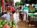 中国天气网广西站讯 6月6日20时至7日20时，平乐县遭受暴雨，局部大暴雨，以及桂江超警戒水位影响，导致平乐县城出现严重洪涝灾害及次生灾害。今天白天强降雨停歇，平乐县城洪水消退，留下大量淤泥，市民开始灾后清理工作。（图文/莫泳）