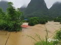 中国天气网讯 受西南季风爆发的影响， 6月6日至今，桂林荔浦市、阳朔县、永福县连日出现暴雨、大暴雨天气。6月6日08时至7日08时，阳朔国家观测站日降雨量272毫米，打破了2006年7月15日207.1毫米日降水量的历史记录。强降雨天气导致各地受灾严重，出现大树及房屋倒塌、山体滑坡、道路坍塌、农作物被淹等严重灾情。图为阳朔高田服务区居民房屋被淹没只剩屋顶。(图文/黄廖雨斯）